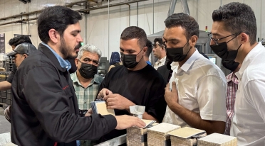 بازدید نمایندگان فروش تهران از کارخانه آکوباتری