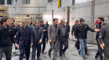 بازدید معاون علمی رئیس‌جمهور و نایب‌رئیس مجلس از کارخانه آکوباتری
