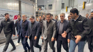بازدید معاون علمی رئیس‌جمهور و نایب‌رئیس مجلس از کارخانه آکوباتری