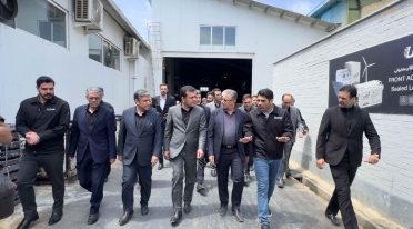 بازدید معاون علمی رئیس‌جمهور و نایب‌رئیس مجلس از کارخانه آکوباتری