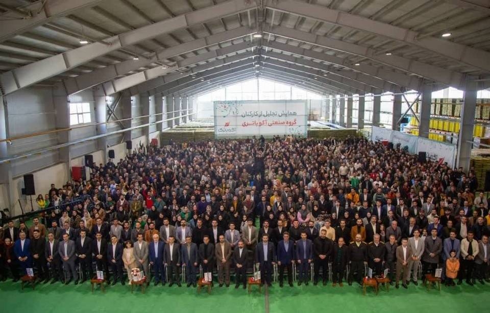 جشن پایان سال 1402 گروه صنعتی آکوباتری با حضور کارکنان و مدیران
