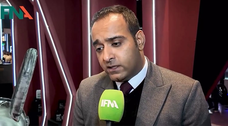 تصویر مدیر توسعه و بازار شرکت آکوباتری در مصاحبه با خبرگزاری ایفنا