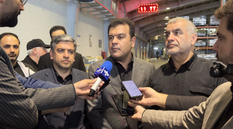نمایی از بازدید معاون علمی رئیس‌جمهور و نایب‌رئیس مجلس از خطوط تولید کارخانه آکوباتری
